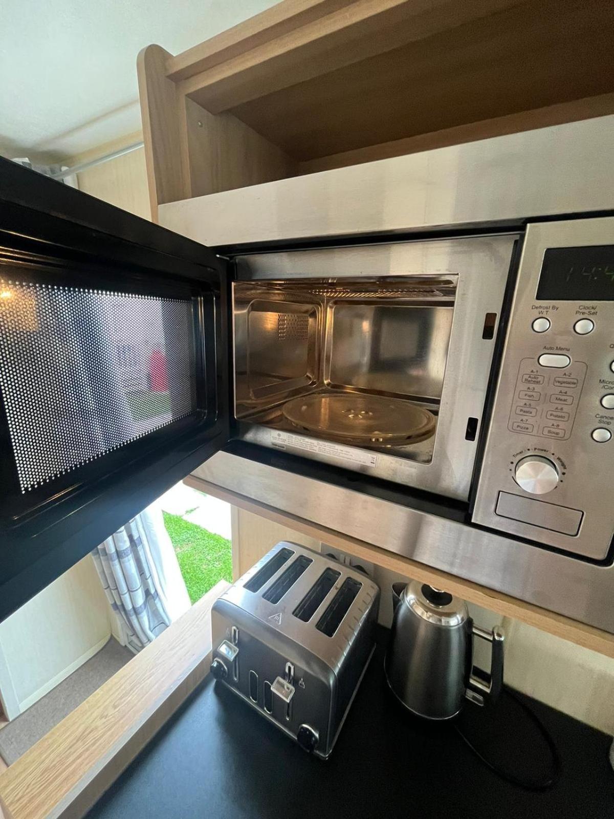 3 Bedroom Caravan, Sleeps 8 Lyons Lido Beach Prestatyn Exteriér fotografie